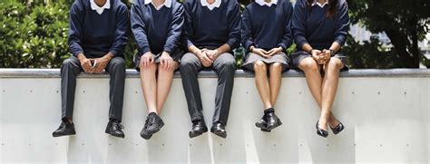 should students wear school uniforms essay What if incorporating diverse clothing styles into school uniforms could boost creativity and self-expression?